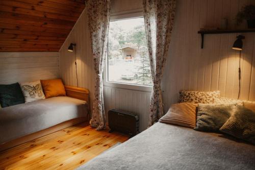 ein kleines Zimmer mit zwei Betten und einem Fenster in der Unterkunft Wczasowa 25 Stare Jabłonki in Stare Jabłonki
