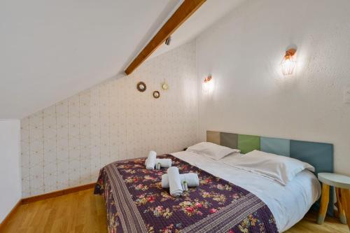 une chambre avec un lit avec deux serviettes dessus dans l'établissement La Cormorane - 100m plage - Parking, à La Plaine-sur-Mer