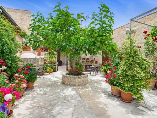 a garden with plants and flowers in pots at Sanders Arsorama Arsos in Arsos