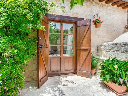an entrance to a house with a wooden door at Sanders Arsorama Arsos in Arsos