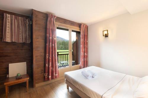 une chambre avec un lit et une fenêtre dans l'établissement Cabana & Alp'évasion - Pools, Sauna, Pool Table, à Samoëns