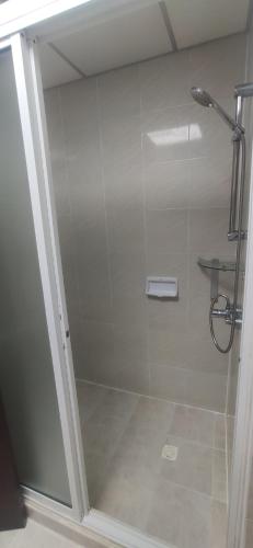 a shower with a glass door in a bathroom at Pattaya Beach View Talay 6 by AEGEAN Suite Condo in Pattaya Central
