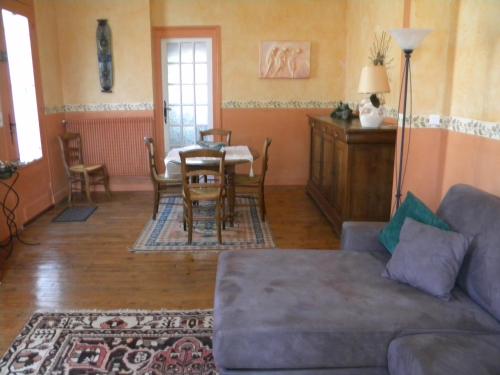 un salon avec un canapé et une table dans l'établissement Villa des trois Statues, à Arcachon