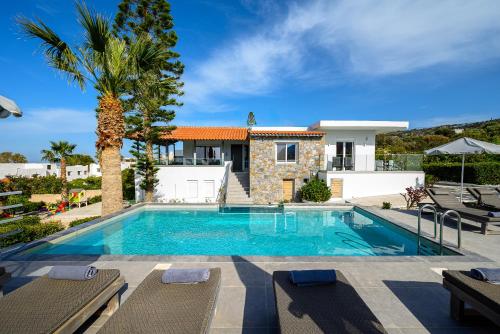 Bazén v ubytování Queen's Gem Luxury Villa - Heated Jacuzzi & Pool nebo v jeho okolí