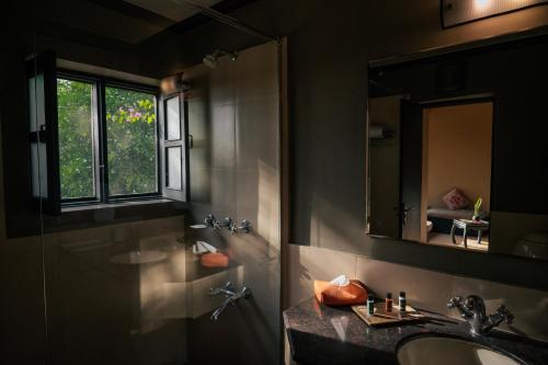 un baño con lavabo y espejo en Clarks Safari Pushkar, en Pushkar