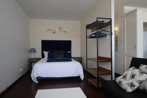 Giường trong phòng chung tại Senator Park studio apartment