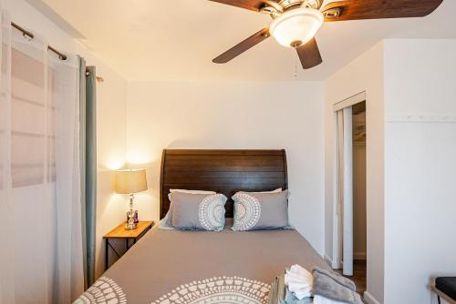 Postel nebo postele na pokoji v ubytování Charming Sonoma Cottage 2BD and 2BA Close to Plaza