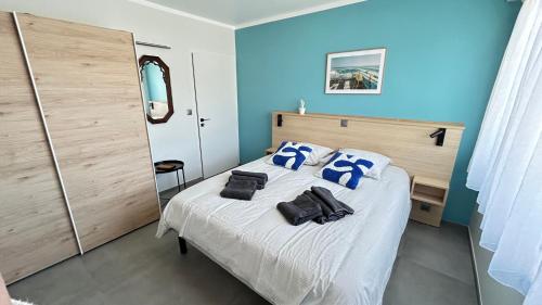 une chambre avec un lit avec deux serviettes dessus dans l'établissement 2 chambres dans appartement neuf, terrasse sud, meublé contemporain, parking, à Aix-les-Bains