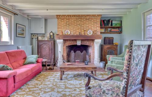 - un salon avec un canapé rouge et une cheminée dans l'établissement 8 Bedroom Nice Home In Vattetot-Sur-Mer, à Vattetot-sur-Mer
