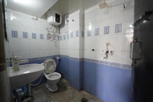 a bathroom with a toilet and a sink at Prabhupad Stays in Vrindāvan