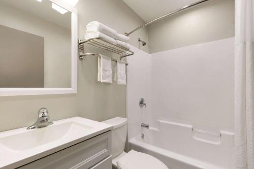 Un baño de Super 8 by Wyndham Eureka