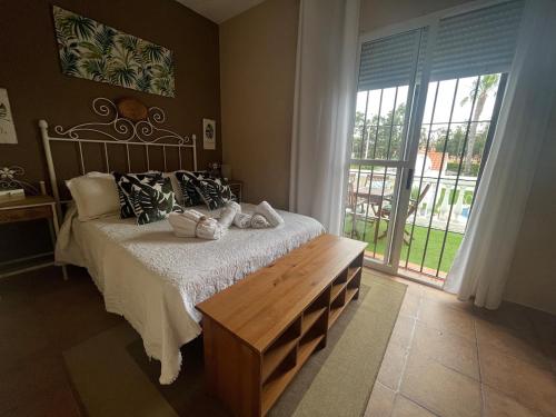 ウエルバにあるElSoldeLolaのベッドと大きな窓のある寝室