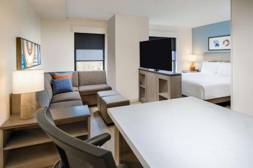 Кровать или кровати в номере Hyatt House Auburn Hills/Detroit