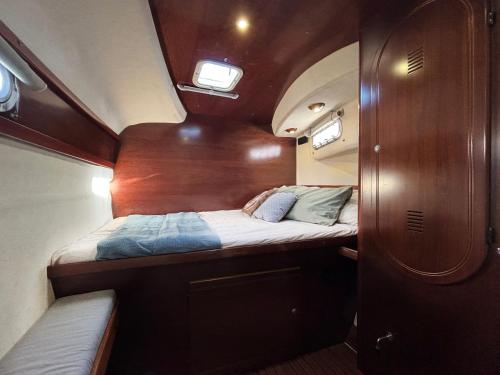 En eller flere senge i et værelse på Catamaran Eliane