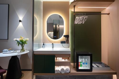 a bathroom with a sink and a mirror at Kainuo Garden Aesthetic Design Hotel Beijing Road - Shisanhang - Railway Station Metro Station - International Trade Center, Yuexiu District Guangzhou-- Reputation Preferred in Guangzhou
