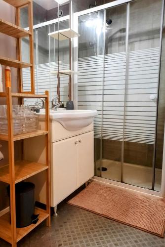 une salle de bain avec un lavabo et une douche dans l'établissement L'escale saint saint brévin les pins, à Saint-Brévin-les-Pins