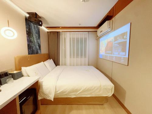 Katil atau katil-katil dalam bilik di Dequan Xin Yue Hotel Coffee, fruits, snacks, a gym and a laundry room are provided for free in the lobby