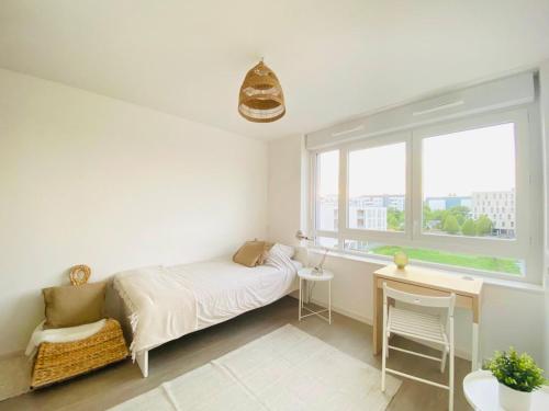 une chambre avec un lit, un bureau et une fenêtre dans l'établissement Le Saint Martin, Rennes Nord, à Rennes