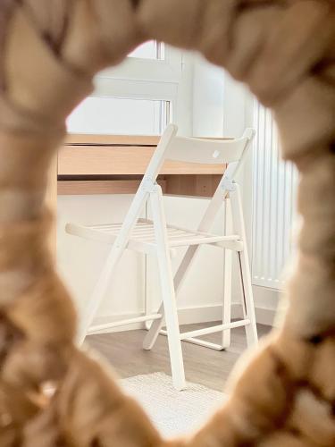 - un bureau blanc et une chaise dans la chambre dans l'établissement Le Saint Martin, Rennes Nord, à Rennes