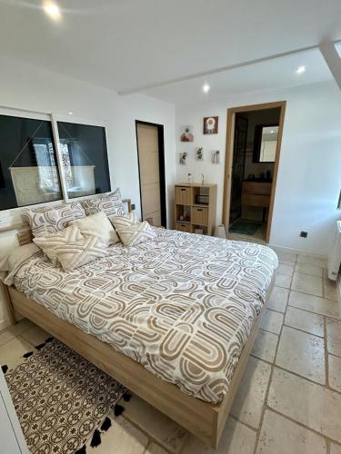 une chambre avec un grand lit dans une pièce dans l'établissement Appartement centre ville , type 3 , parking , proche gare, à Sète