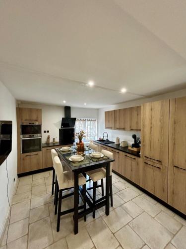 une cuisine avec une table et des chaises dans une pièce dans l'établissement Appartement centre ville , type 3 , parking , proche gare, à Sète