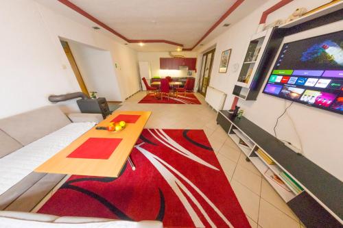 Μια τηλεόραση ή/και κέντρο ψυχαγωγίας στο Apartman MIŠKO