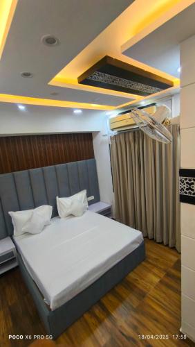 Ένα ή περισσότερα κρεβάτια σε δωμάτιο στο The Royal Suites