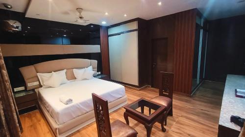 Ένα ή περισσότερα κρεβάτια σε δωμάτιο στο The Royal Suites