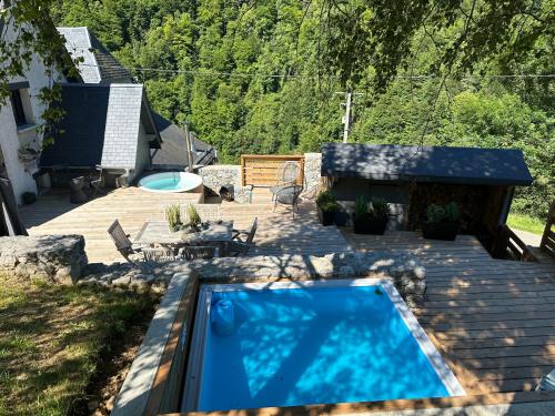 une arrière-cour avec une piscine et une terrasse dans l'établissement Chalet Le René-Sens - 5 pers - Grande terrasse - bain nordique SPA - Piscine, à Boutx