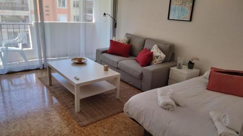 un salon avec un canapé et une table dans l'établissement Proche mer charmant appartement, à Roquebrune-Cap-Martin