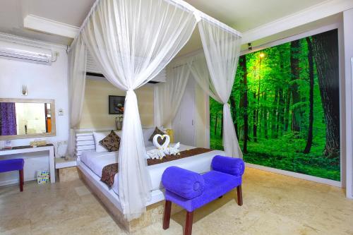 - une chambre avec un lit à baldaquin et une grande fenêtre dans l'établissement Private Pool Villas Kuta Bali, à Badung