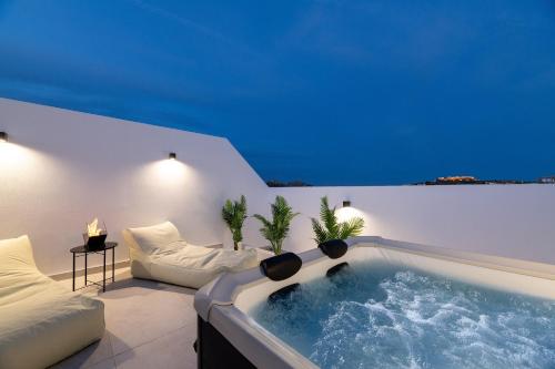 アルハンゲロスにあるOnar Luxury Suitesの部屋の真ん中にあるジャグジー浴槽