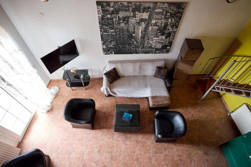 an overhead view of a living room with a couch and chairs at Μεζονέτα AIKATERINI N 8 in Chios