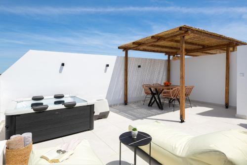 Onar Luxury Suitesにあるバルコニーまたはテラス