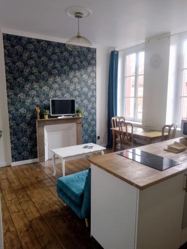 une cuisine et un salon avec une table et des chaises dans l'établissement Le Clos doré Baie de Somme, à Abbeville