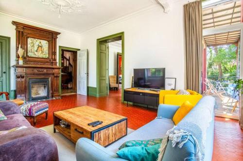 un salon avec un canapé et une télévision dans l'établissement Un château pour vos vacances ? (10min/plage), à Agde