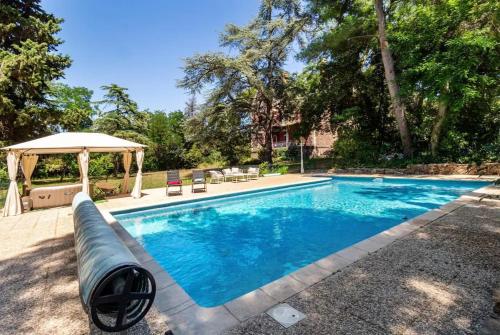 - une piscine avec un kiosque dans la cour dans l'établissement Un château pour vos vacances ? (10min/plage), à Agde