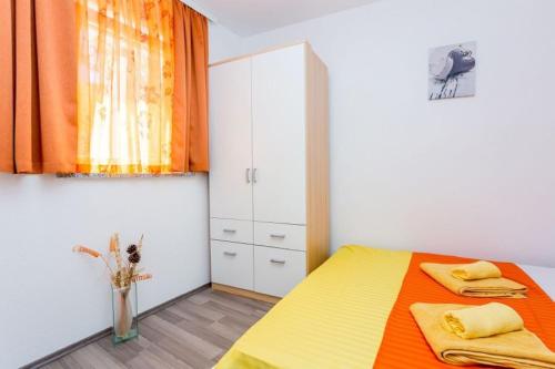 Un pat sau paturi într-o cameră la Apartman u kući s bazenom - hacienda