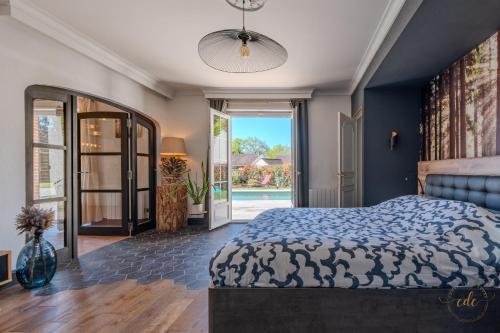 une chambre avec un lit et une grande fenêtre dans l'établissement Villa Tharonnaise-10min parc fédéral CAUTION OBLIGATOIRE, à Chaumont-sur-Tharonne