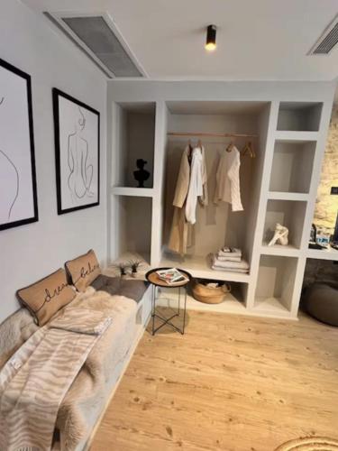 a living room with a couch and white shelves at NisUrla in Urla