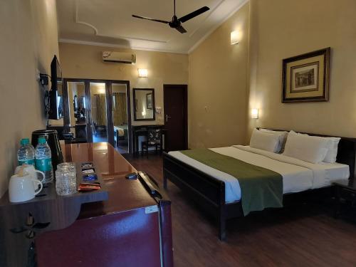 Postel nebo postele na pokoji v ubytování River Access Resorts by Bel-La Monde - "A Unit of Luxe Opera Hotels & Resorts", Dhikhuli Jim Corbett, Uttarakhand