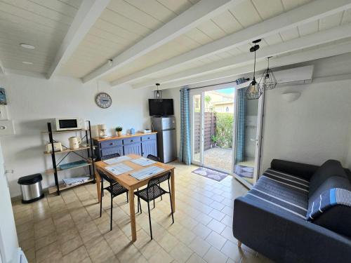 SANTOLINES : Charmante maisonnette avec piscine proche Etang