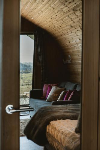Ruang duduk di The Huts at Highside Farm