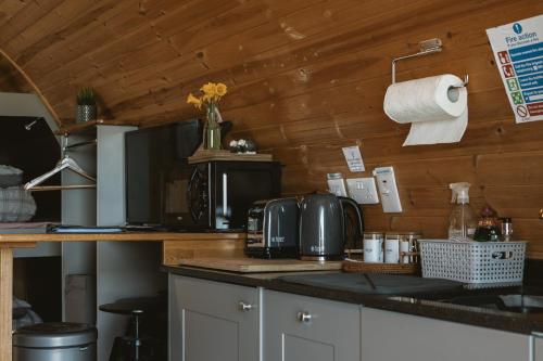 Dapur atau dapur kecil di The Huts at Highside Farm