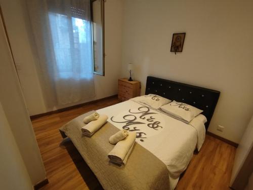 une chambre avec un lit avec des serviettes dessus dans l'établissement Appartement 2 pièces rénover, à Nice