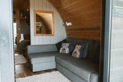 Ruang duduk di The Huts at Highside Farm