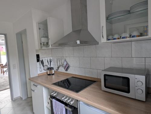 una cucina con un piano di lavoro con un forno a microonde di Fewo Seestern a Bremerhaven