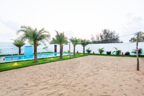 Bazén v ubytování ECR INN - Luxury 3BHK Beach Villa, Cheyyur nebo v jeho okolí
