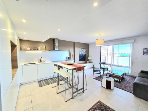 MILLESIME 5202 : Belle vue proche du port, élégant avec parking