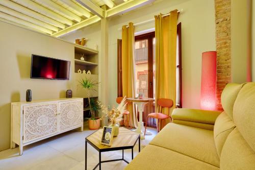 a living room with a couch and a table at Zirí Suites - Hostatel in Granada